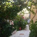 House With Garden Near The Sea Apartament