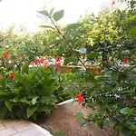 House With Garden Near The Sea דירה איה אפימיה