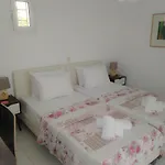 House With Garden Near The Sea איה אפימיה
