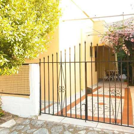 דירה House With Garden Near The Sea *